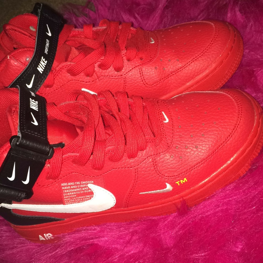 Nike shows boys siZe 6